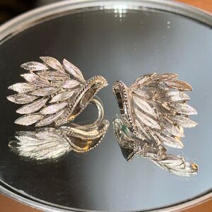 Vintage Trifari silver tone leaf motif clip on earrings‎